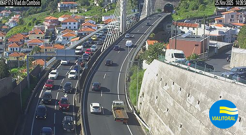 Trânsito congestionado sentido Funchal - Santa Cruz