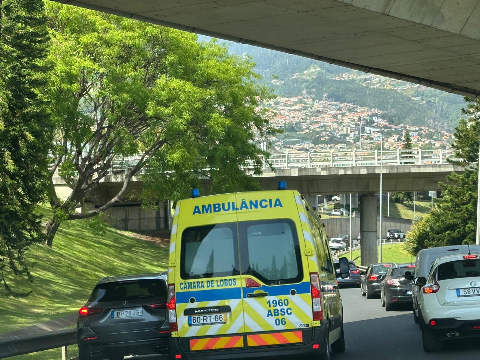 Três horas depois do acidente, trânsito continua caótico na Via Rápida