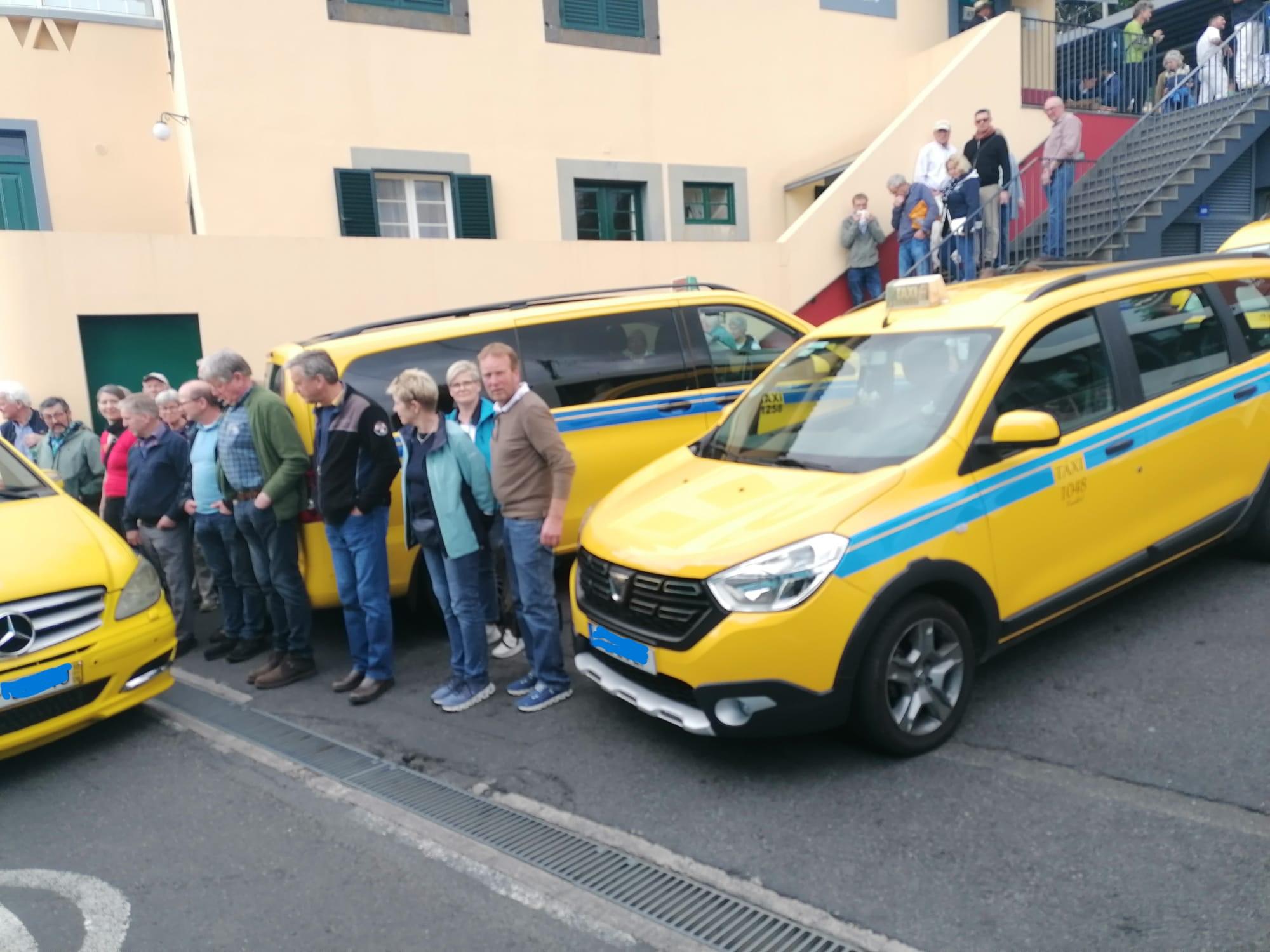 Turistas ficaram a aguardar por melhor circulação.