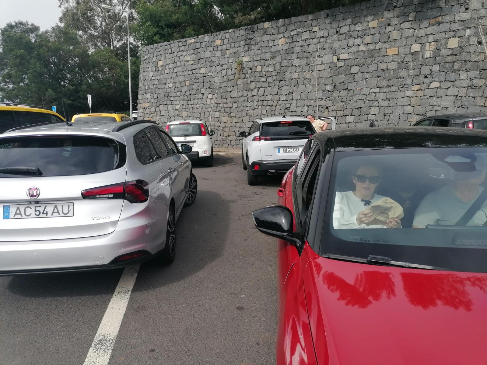 Estacionamento dos autocarros foi “engolido” pelos veículos ligeiros de aluguer.