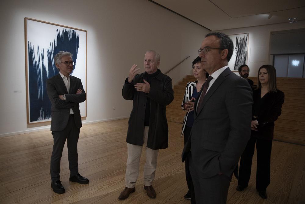 Ministro da Cultura visitou exposição com obras de Teresa Gonçalves Lobo no Porto