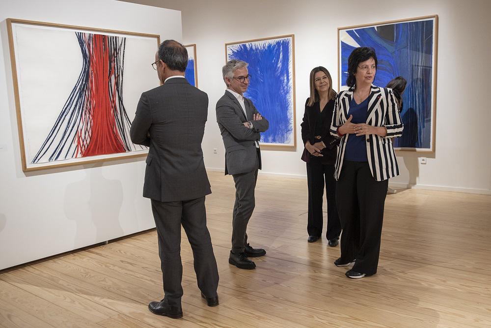 Ministro da Cultura visitou exposição com obras de Teresa Gonçalves Lobo no Porto