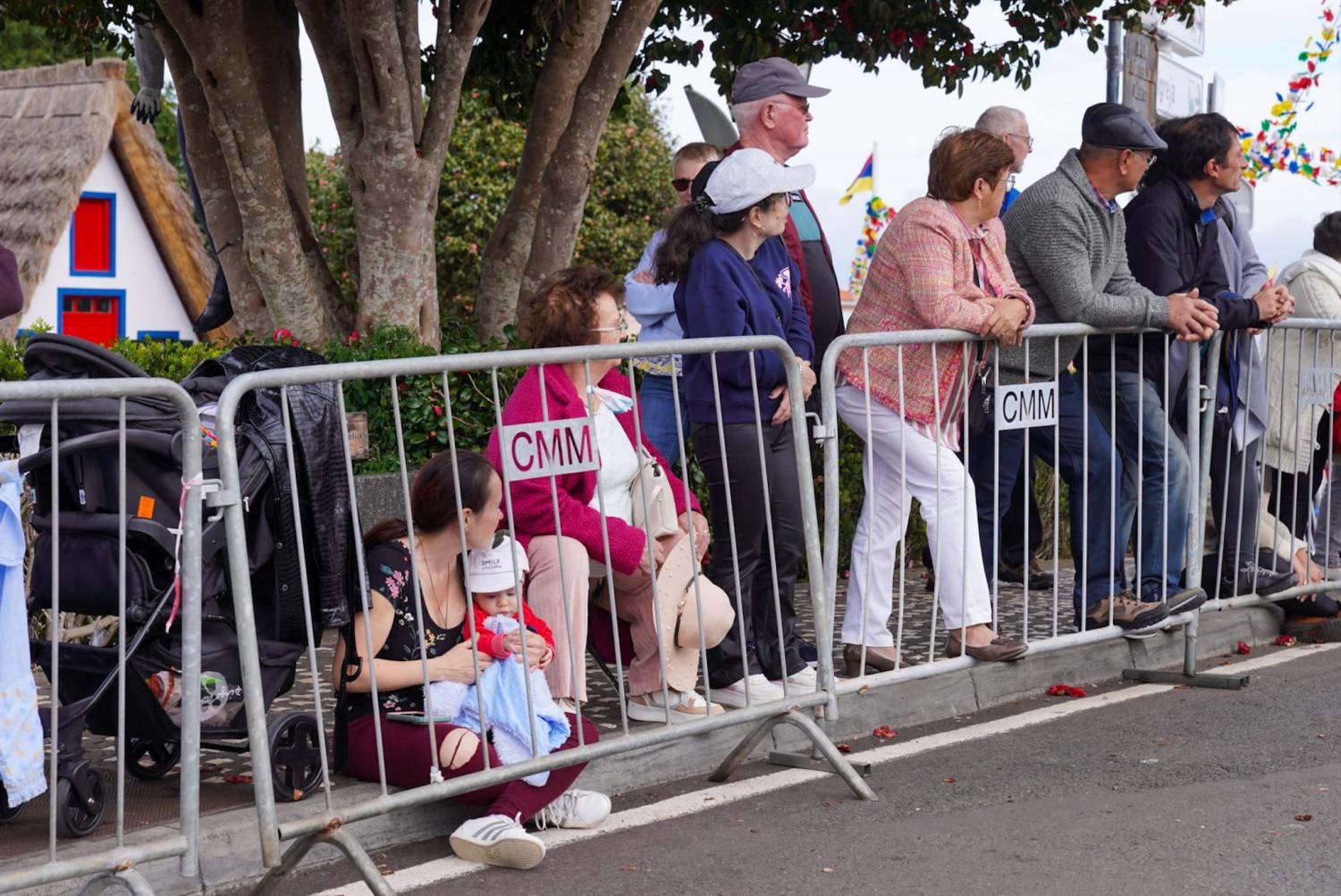 Dezenas aguardam arranque do cortejo.