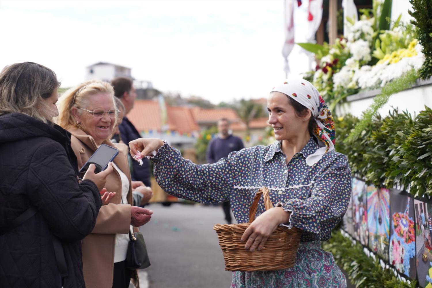 Centenas de pessoas acompanham este momento emblemático da festa.