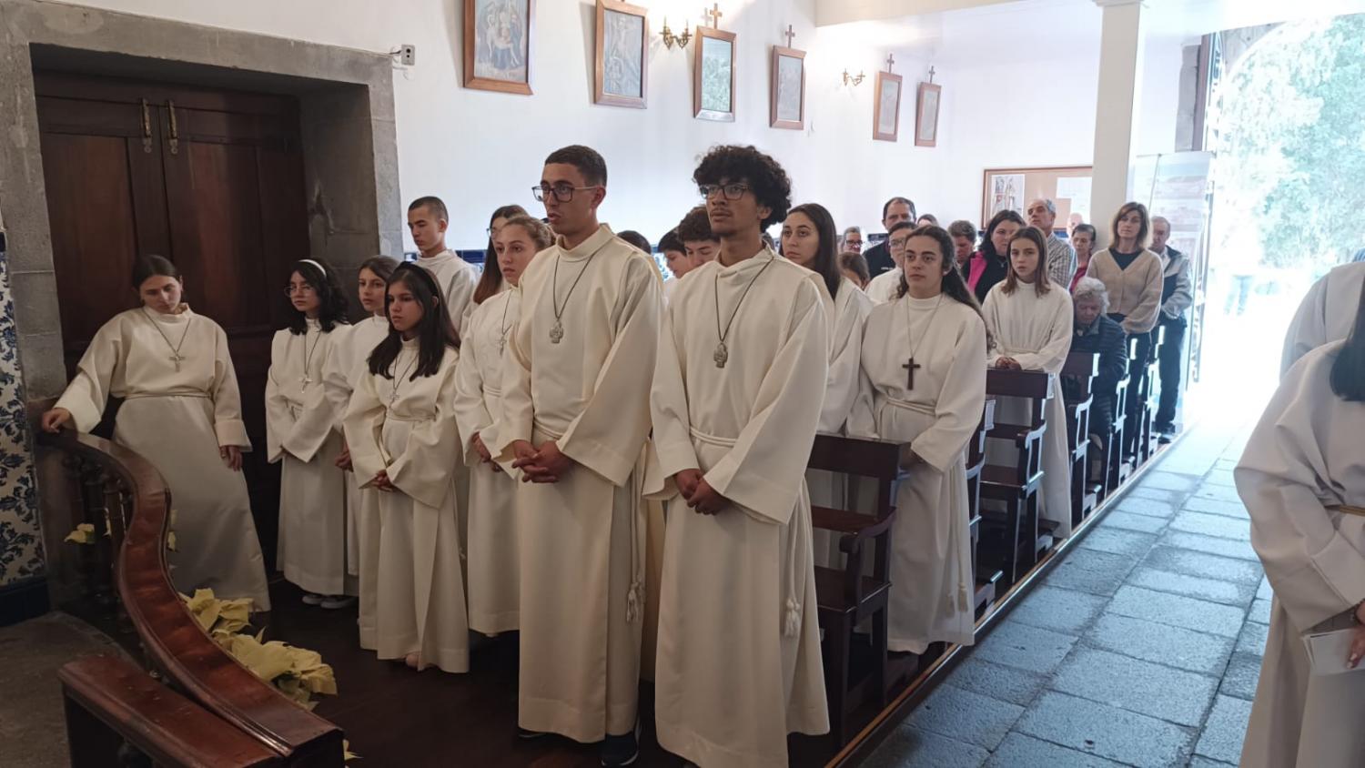 Quase uma centena de acólitos participaram nesta festividade.