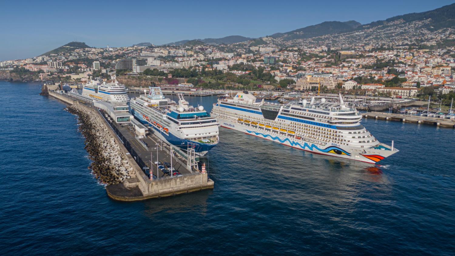 Navios ‘gémeos’ encontram-se no Porto do Funchal