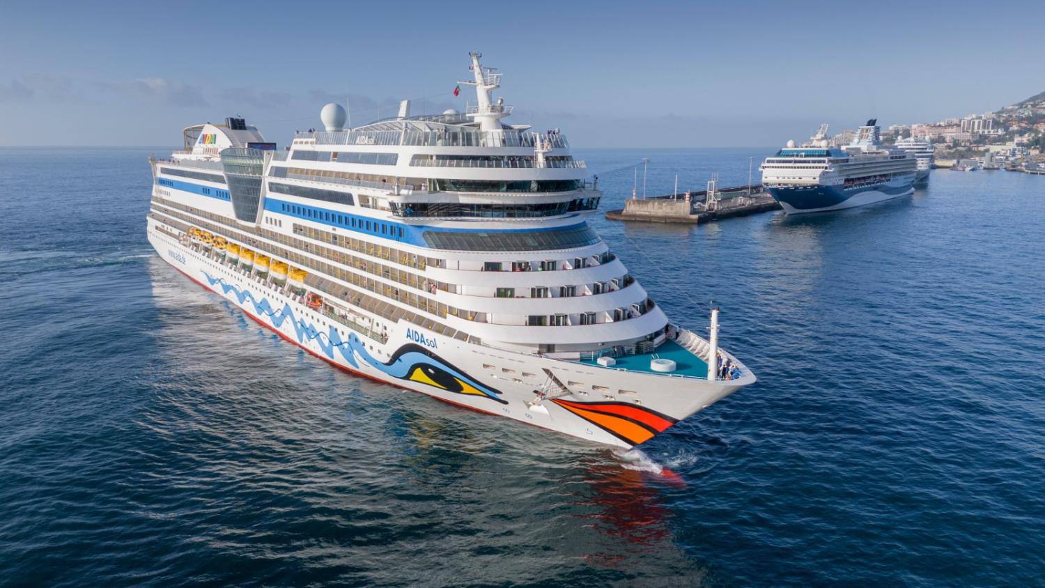 Navios ‘gémeos’ encontram-se no Porto do Funchal