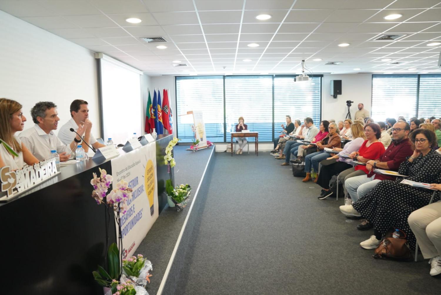 Plateia cheia de docentes e associados do SPM para assistir à intervenção do médico pedopsiquiatra.