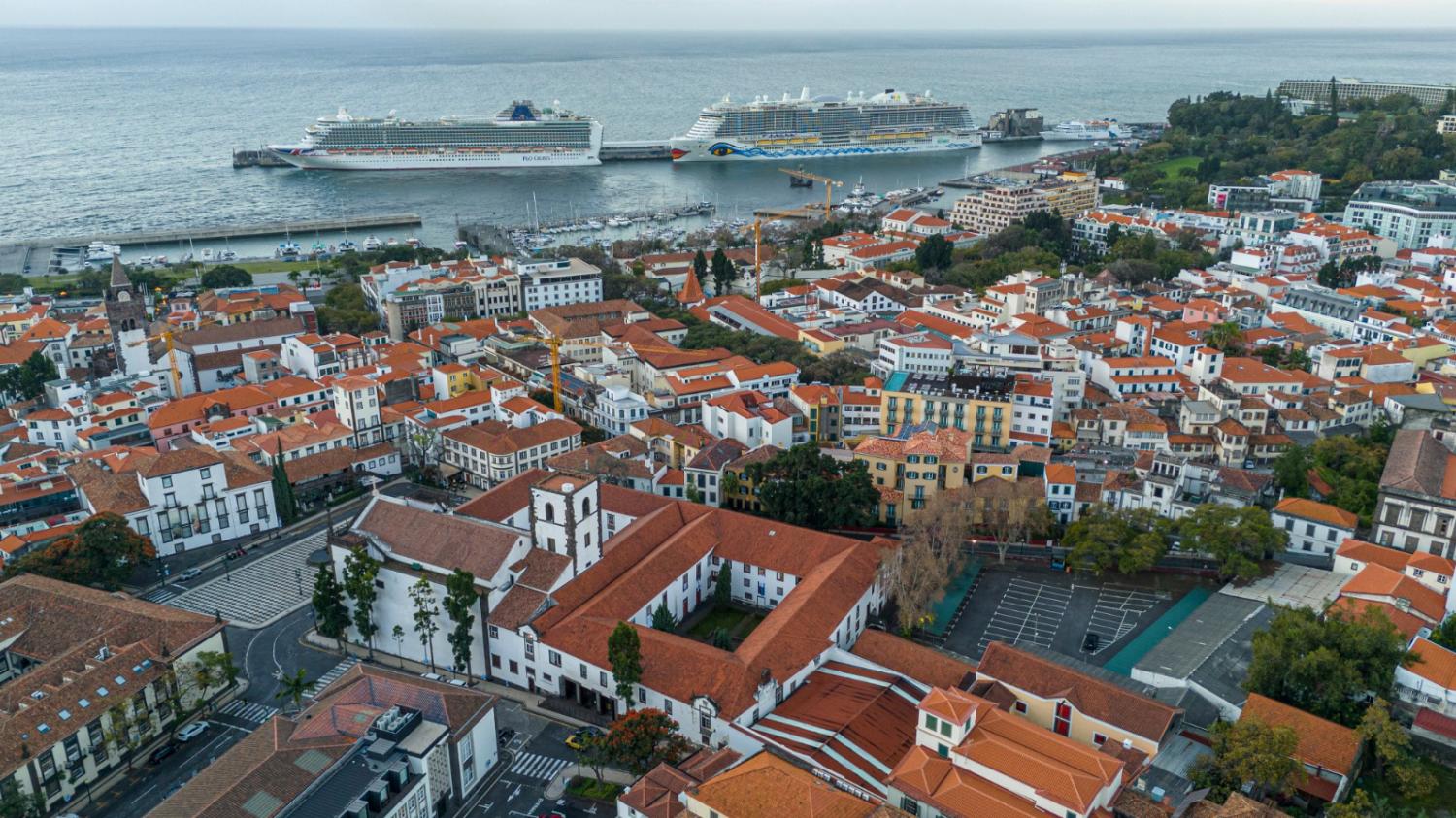Esta é uma paisagem que frequentemente se repete na capital madeirense.