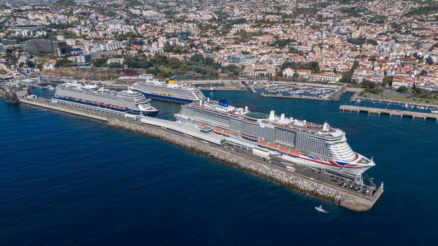 Porto do Funchal adornado com três navios (com fotos)