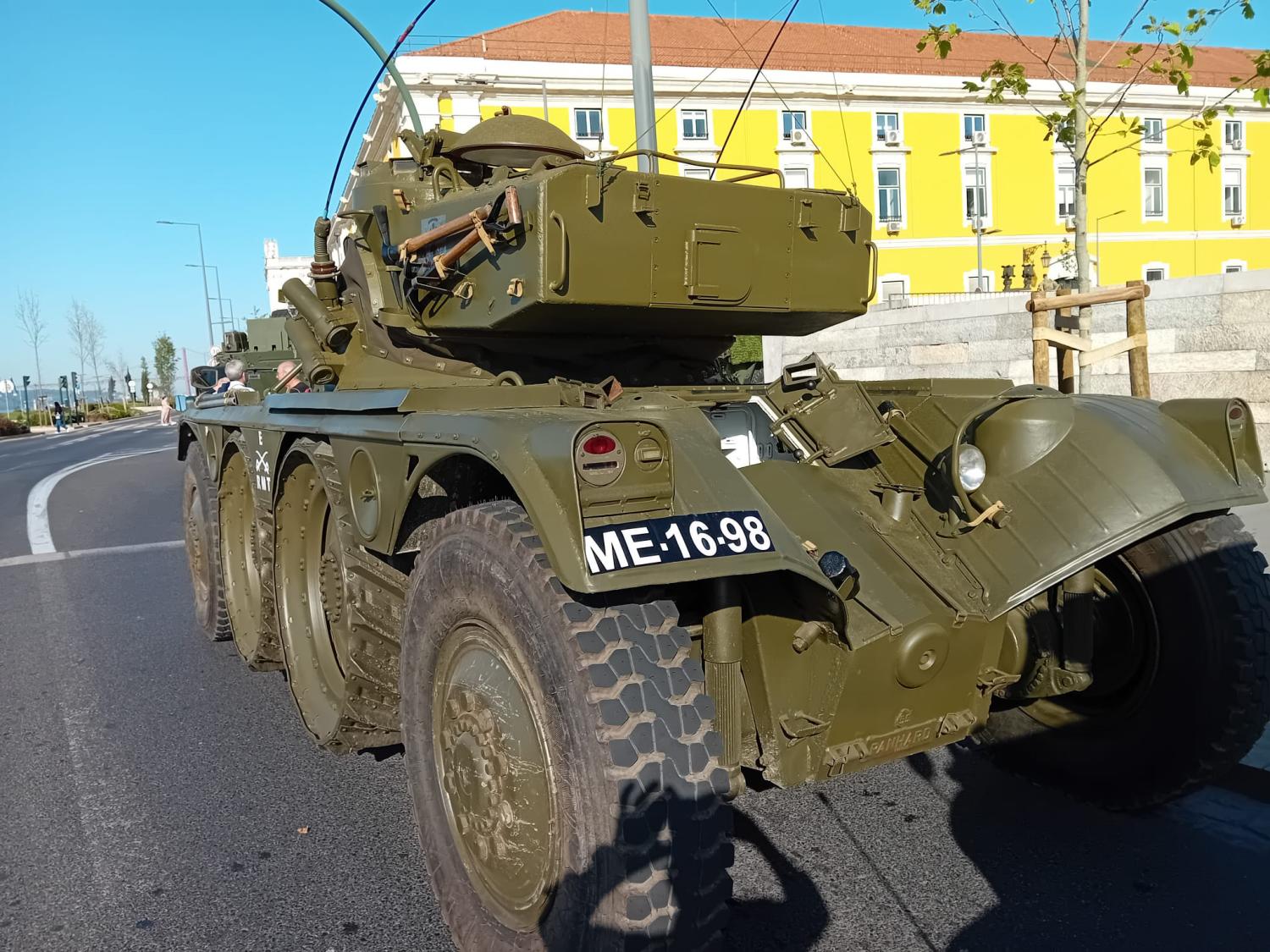 Um exemplar do tanque Panhard EBR que António Gonçalves levou até Lisboa há 50 anos.