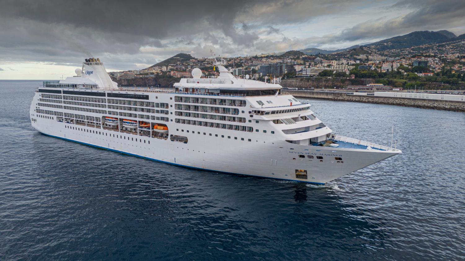 ‘Seven Seas Mariner’ embeleza Porto do Funchal (com fotos)