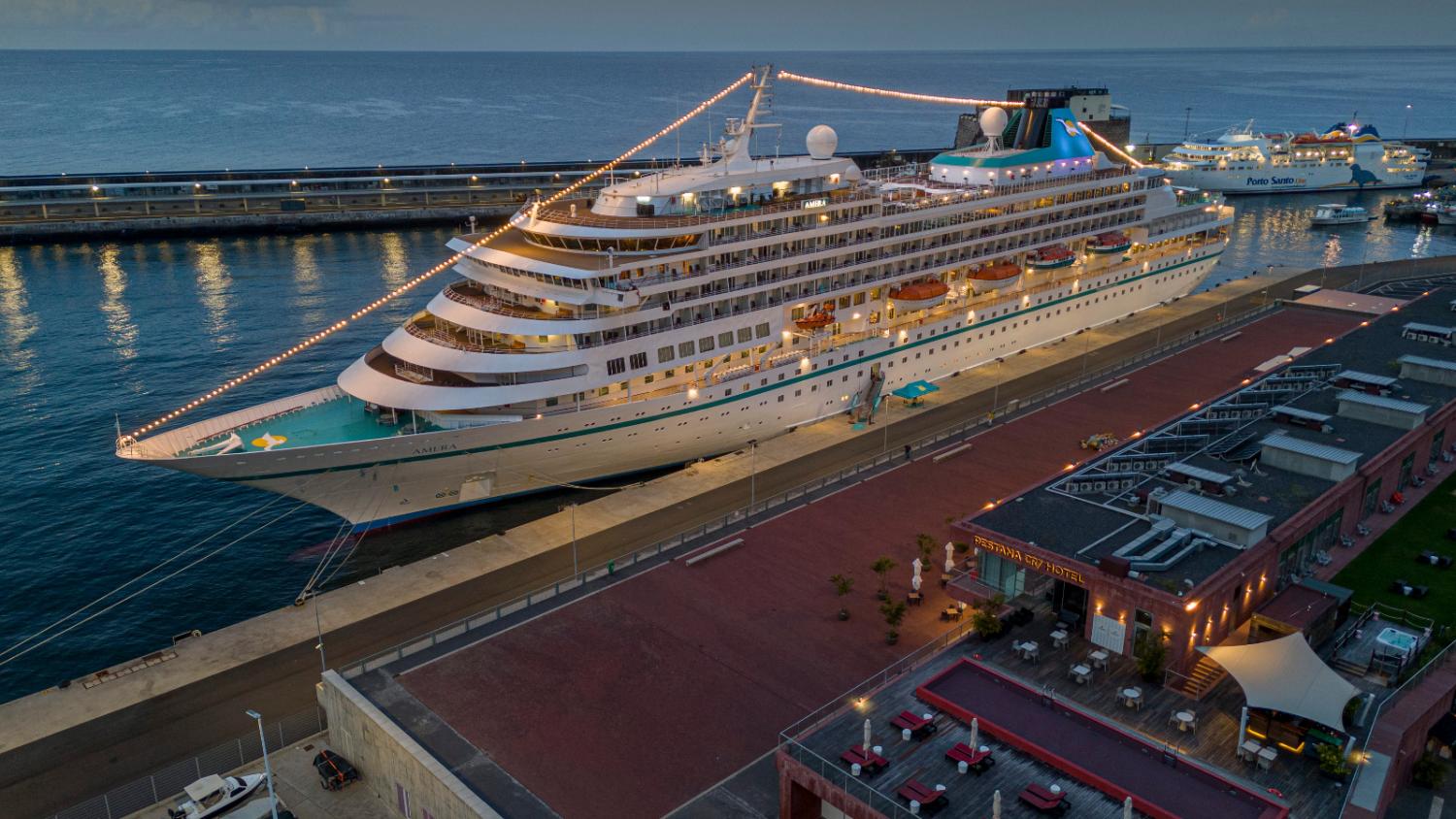 ‘Amera’ e ‘Seven Seas Mariner’ ornamentam Porto do Funchal (com fotos)