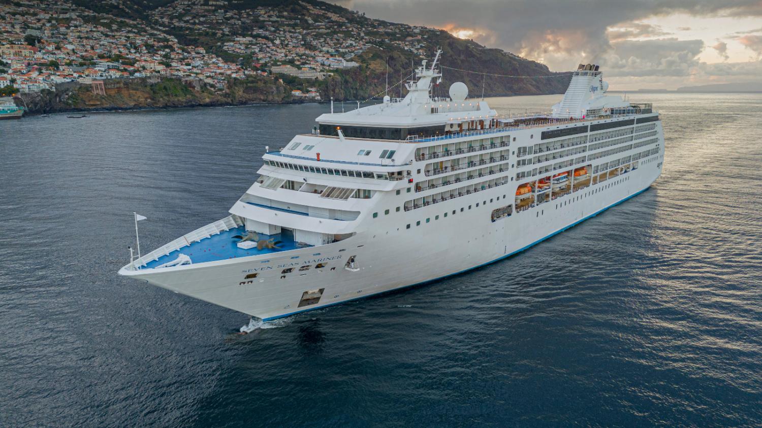 ‘Amera’ e ‘Seven Seas Mariner’ ornamentam Porto do Funchal (com fotos)