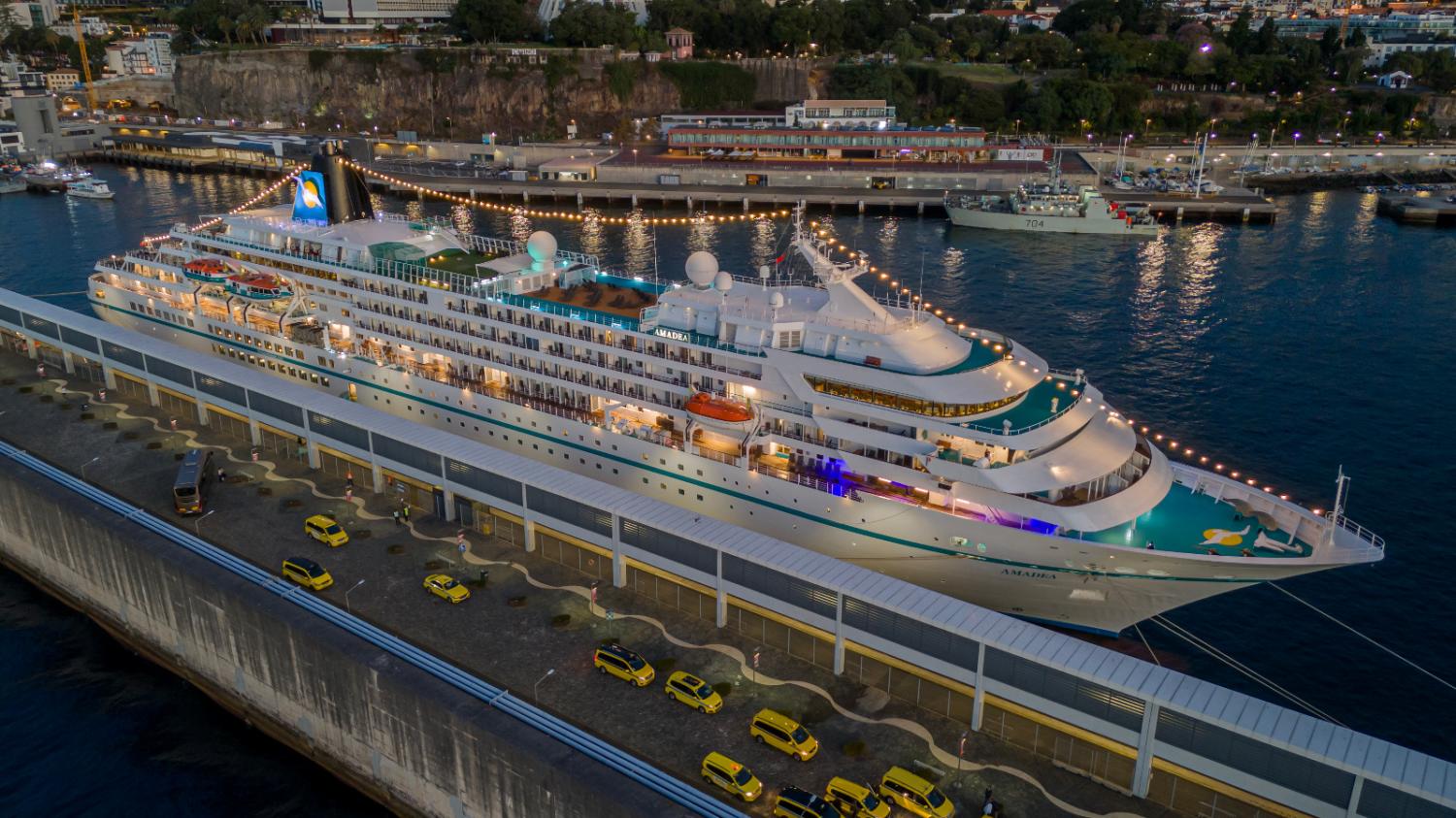 Cruzeiros Amadea e MSC Poesia compõem porto do Funchal (com fotos)