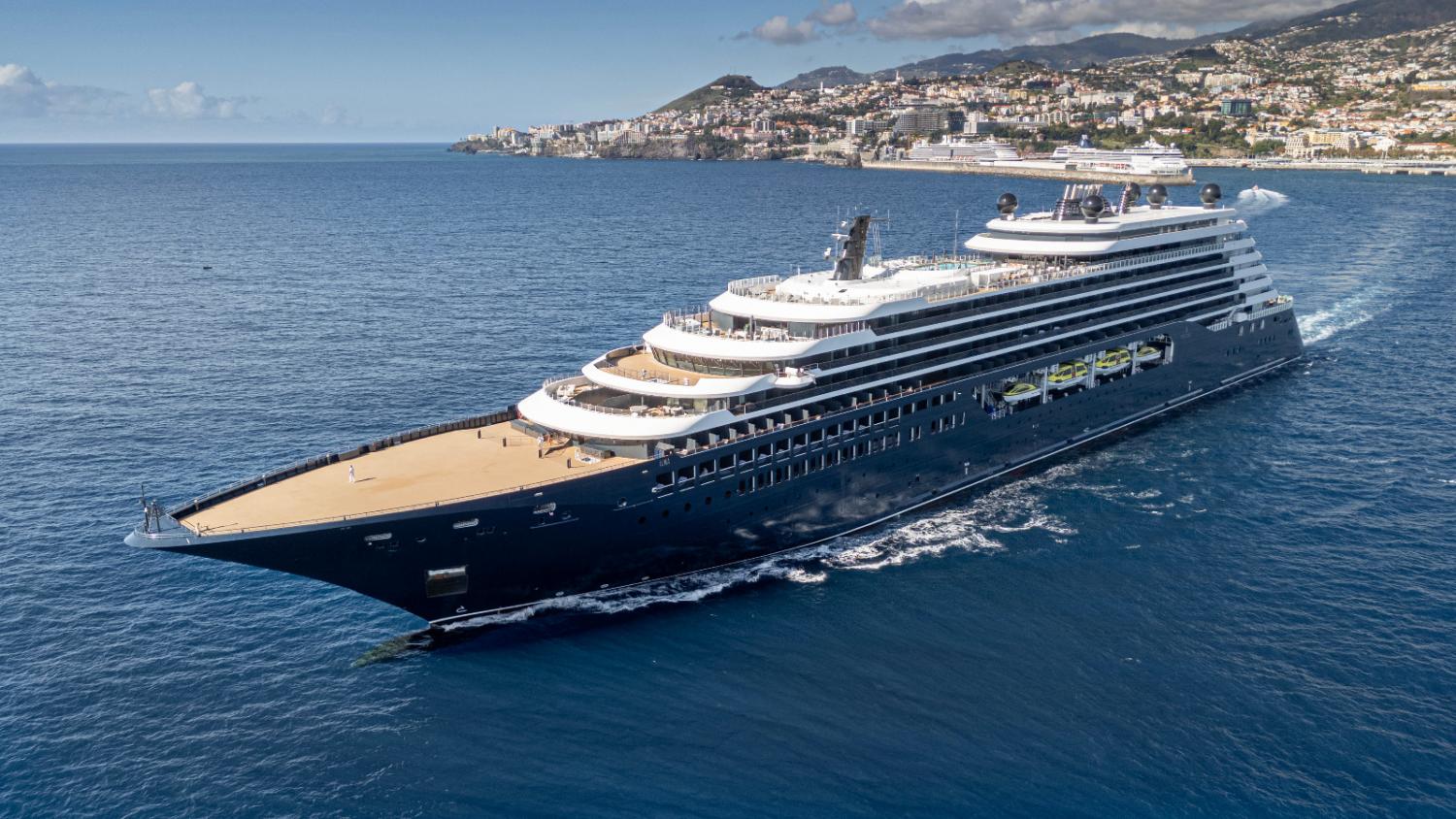 Porto do Funchal recebe mais de 5.300 pessoas (com fotos)