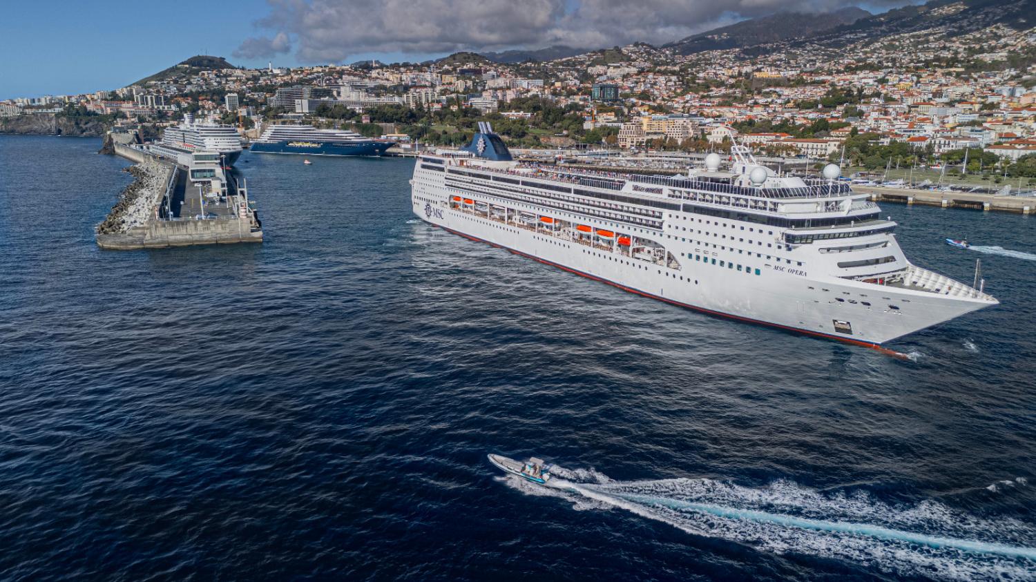 Porto do Funchal recebe mais de 5.300 pessoas (com fotos)