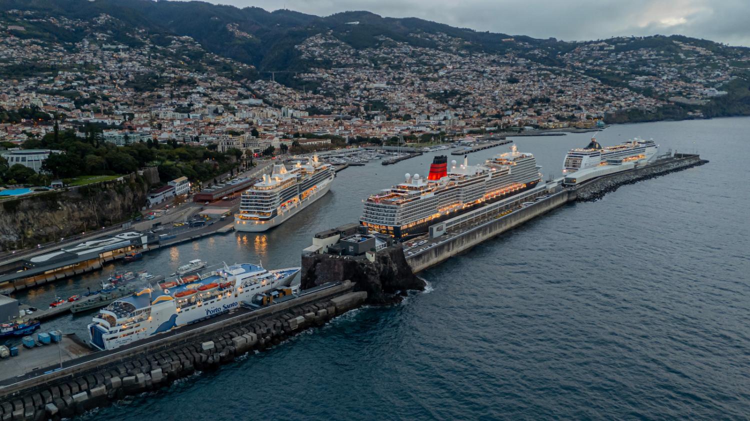 ‘Casa cheia’ no Porto do Funchal em dia de estreia do ‘Silver Ray’ (com fotos)