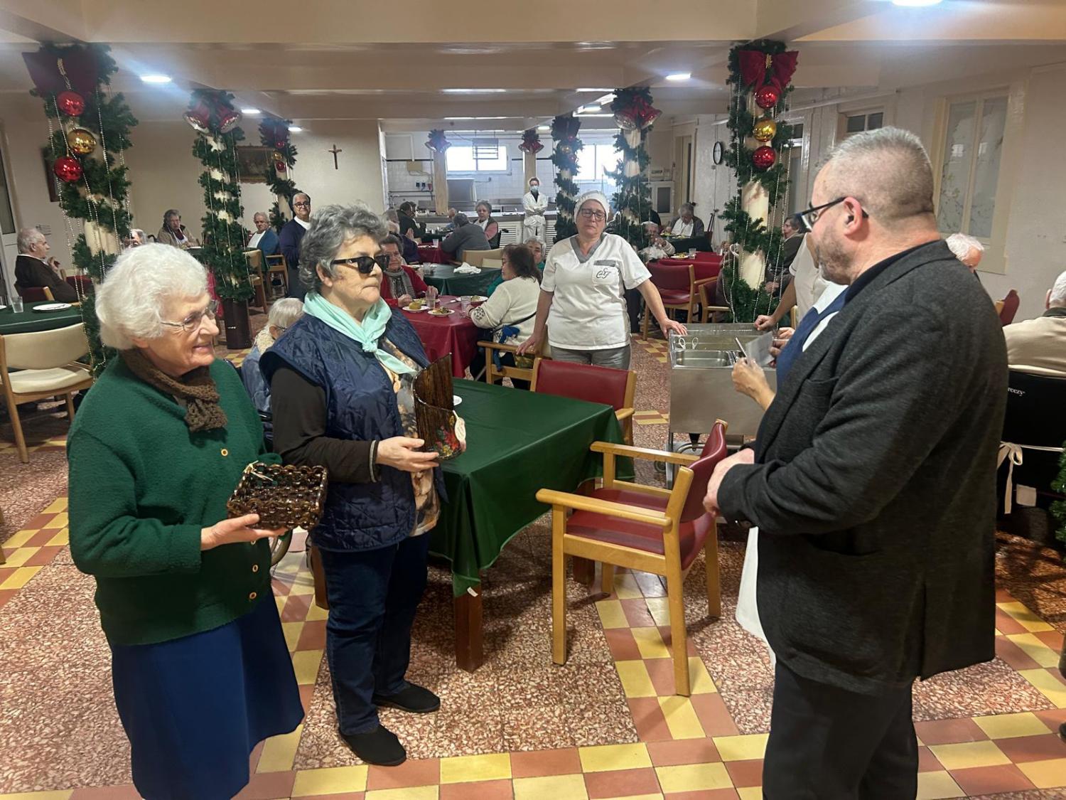 “Amigos de Peixe” em Londres fazem donativo a idosos em Gaula