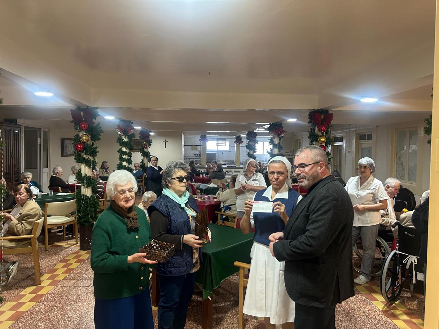 “Amigos de Peixe” em Londres fazem donativo a idosos em Gaula