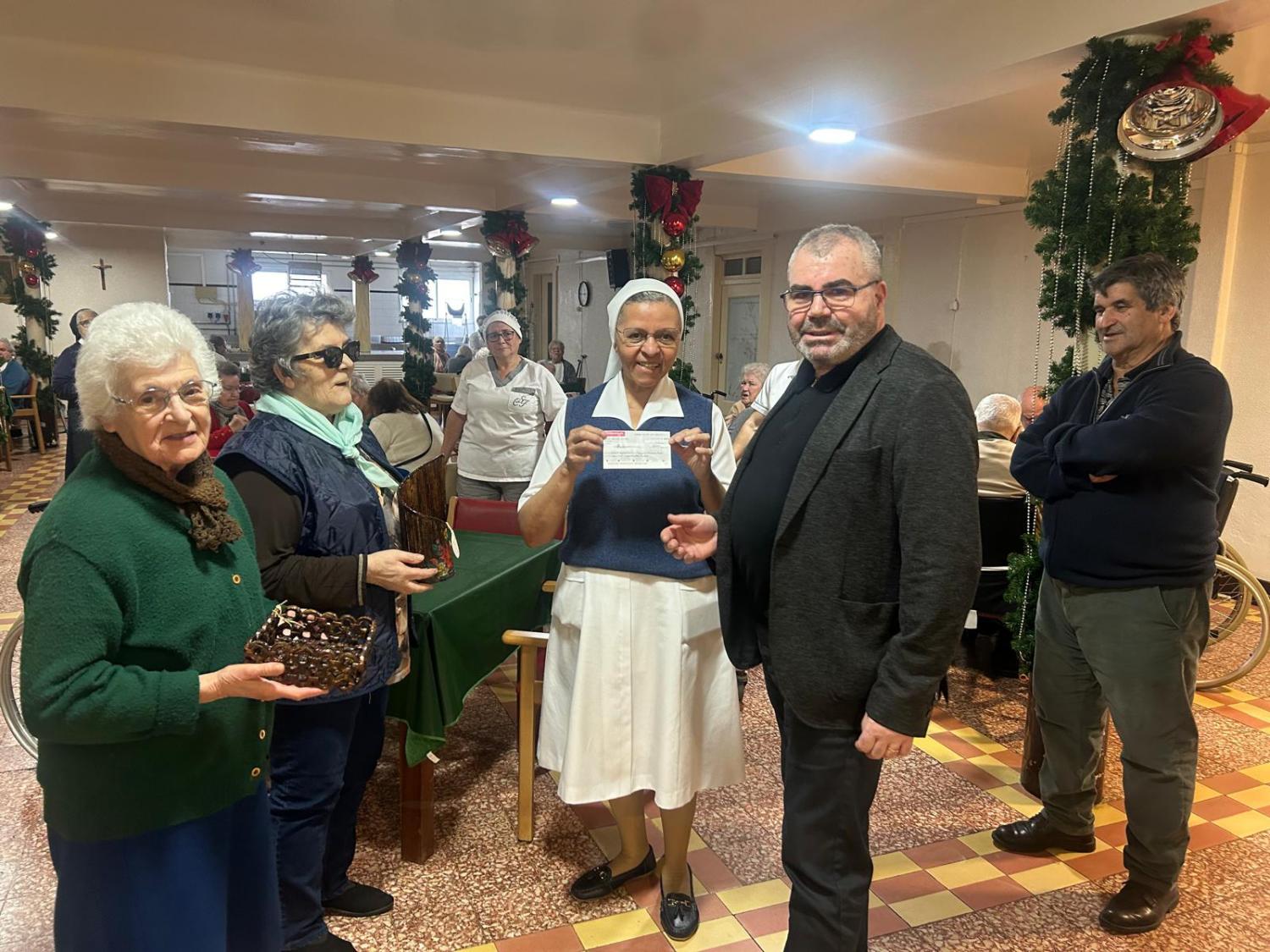 “Amigos de Peixe” em Londres fazem donativo a idosos em Gaula