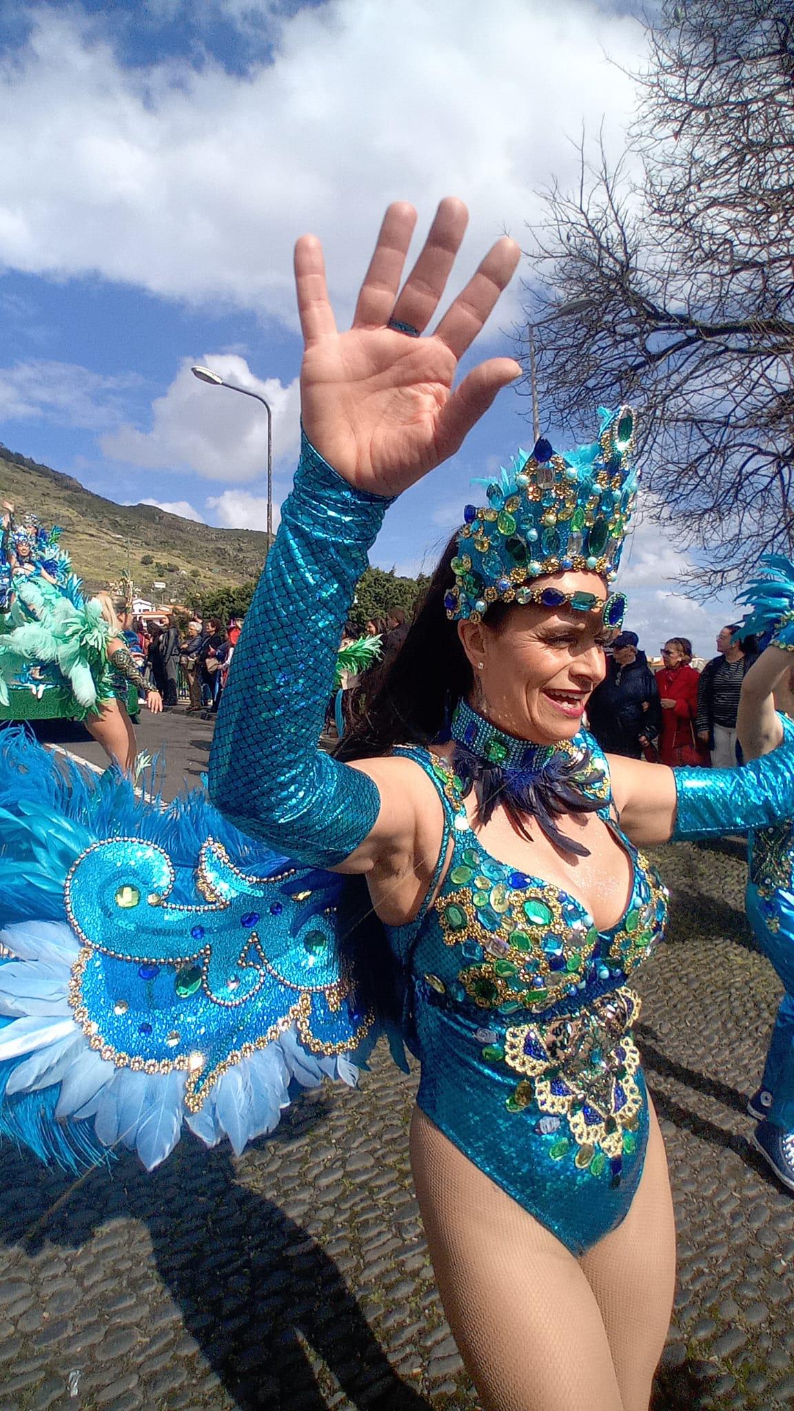 Machico a abarrotar para assistir ao cortejo de Carnaval (com fotos)