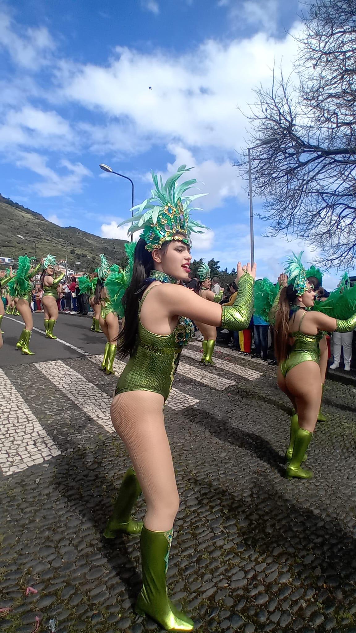 Machico a abarrotar para assistir ao cortejo de Carnaval (com fotos)