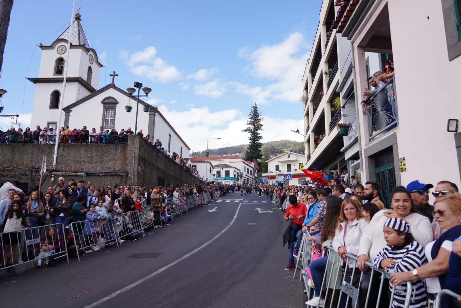 Crianças ‘inundam’ Cortejo do Estreito de Câmara de Lobos (com fotos)