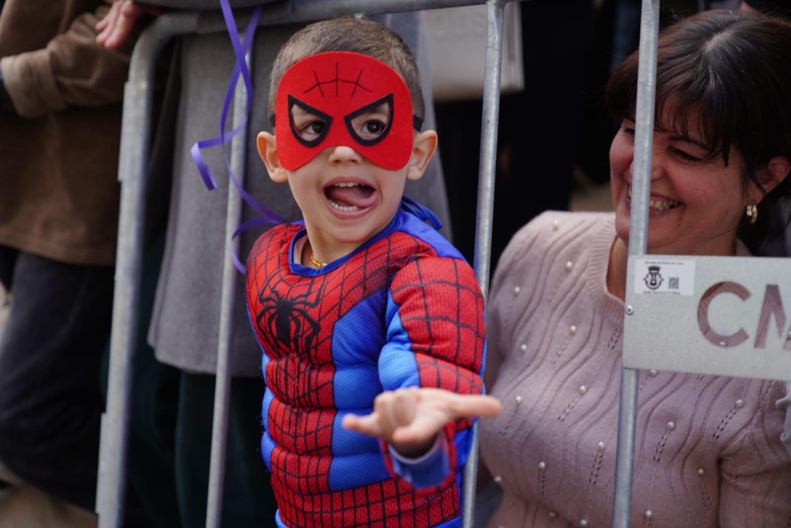 Crianças ‘inundam’ Cortejo do Estreito de Câmara de Lobos (com fotos)