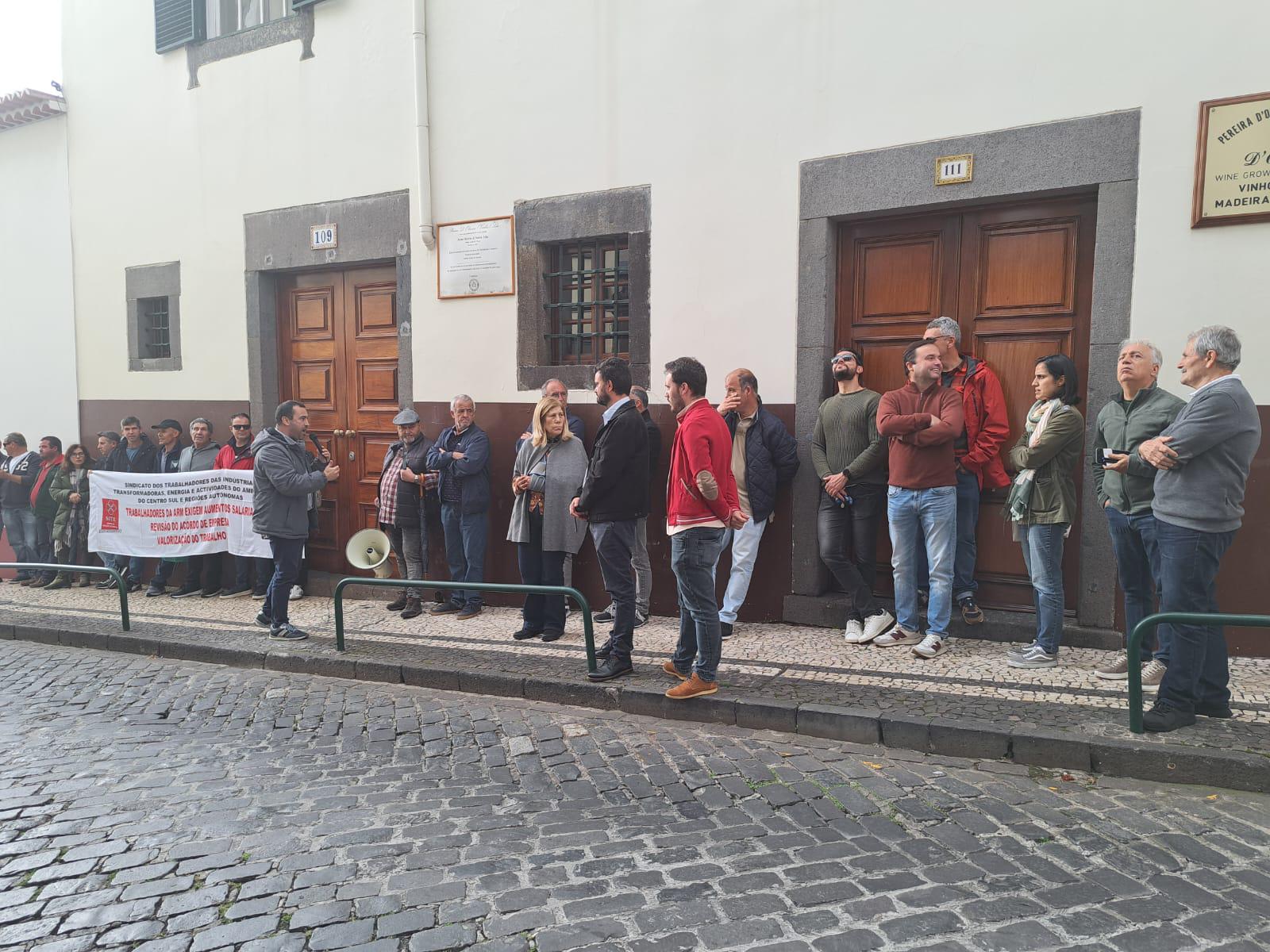 Alguns trabalhadores da ARM lutam debaixo de chuva por melhores salários e podem voltar à greve (com fotos)