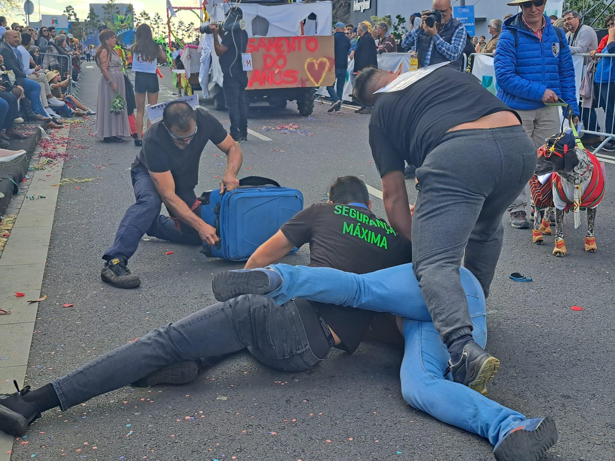 Donald Trump, malas furtadas e autocarro da ‘Rodapeste’ desfilam no Trapalhão. Veja as imagens