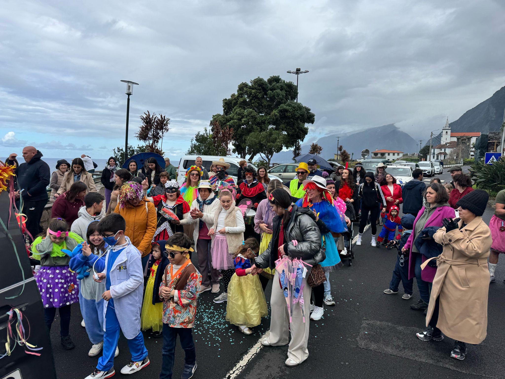 Princesas, palhaços e muitas malassadas no Carnaval do Seixal (com fotos)