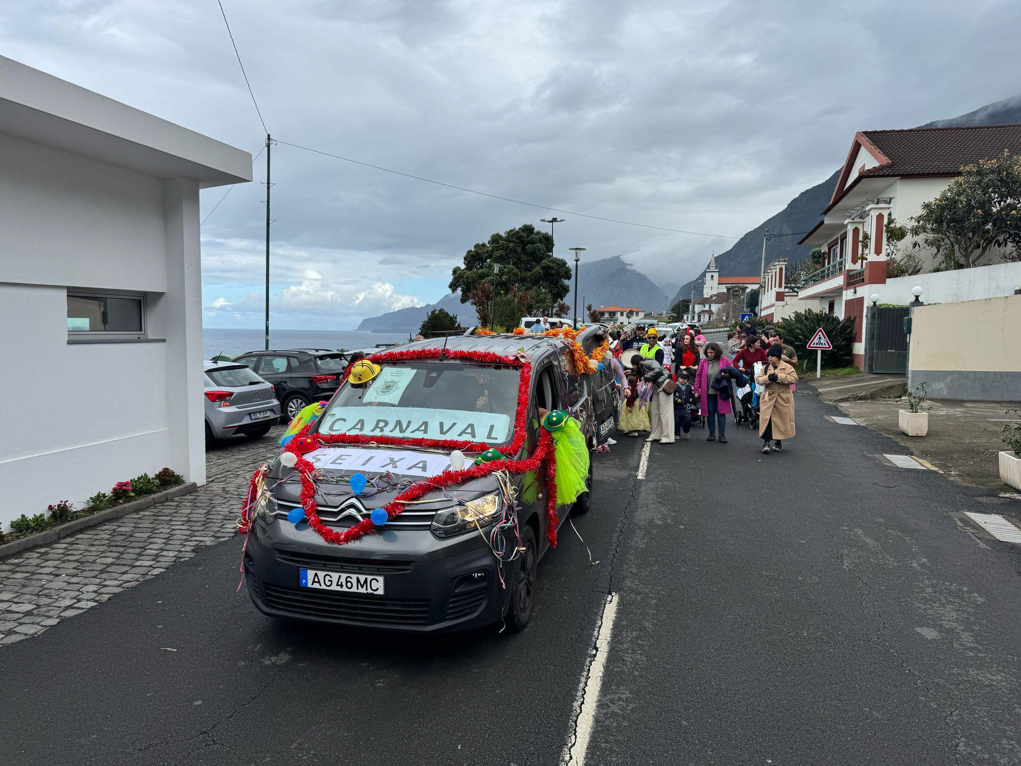 Princesas, palhaços e muitas malassadas no Carnaval do Seixal (com fotos)
