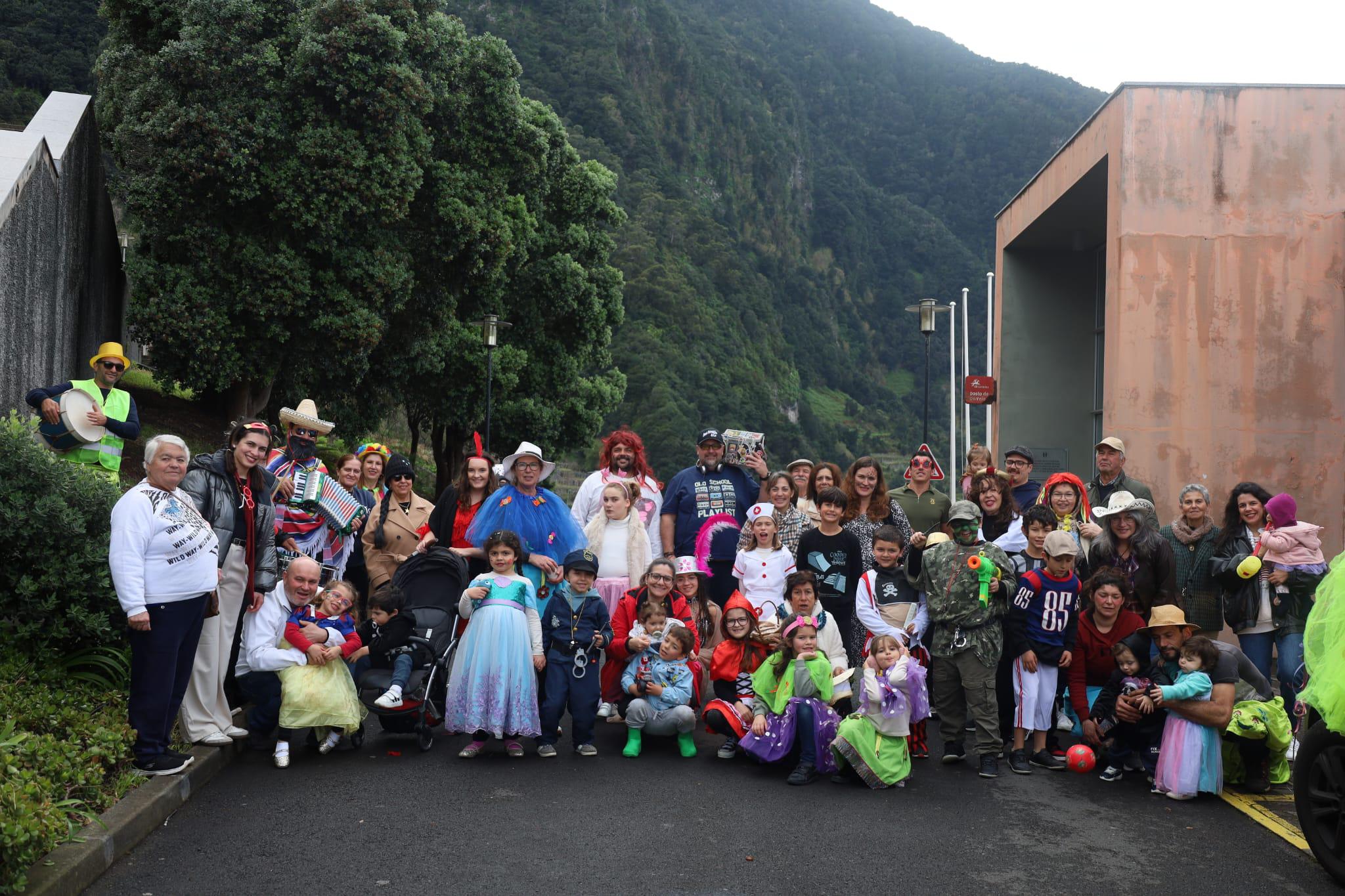 Princesas, palhaços e muitas malassadas no Carnaval do Seixal (com fotos)
