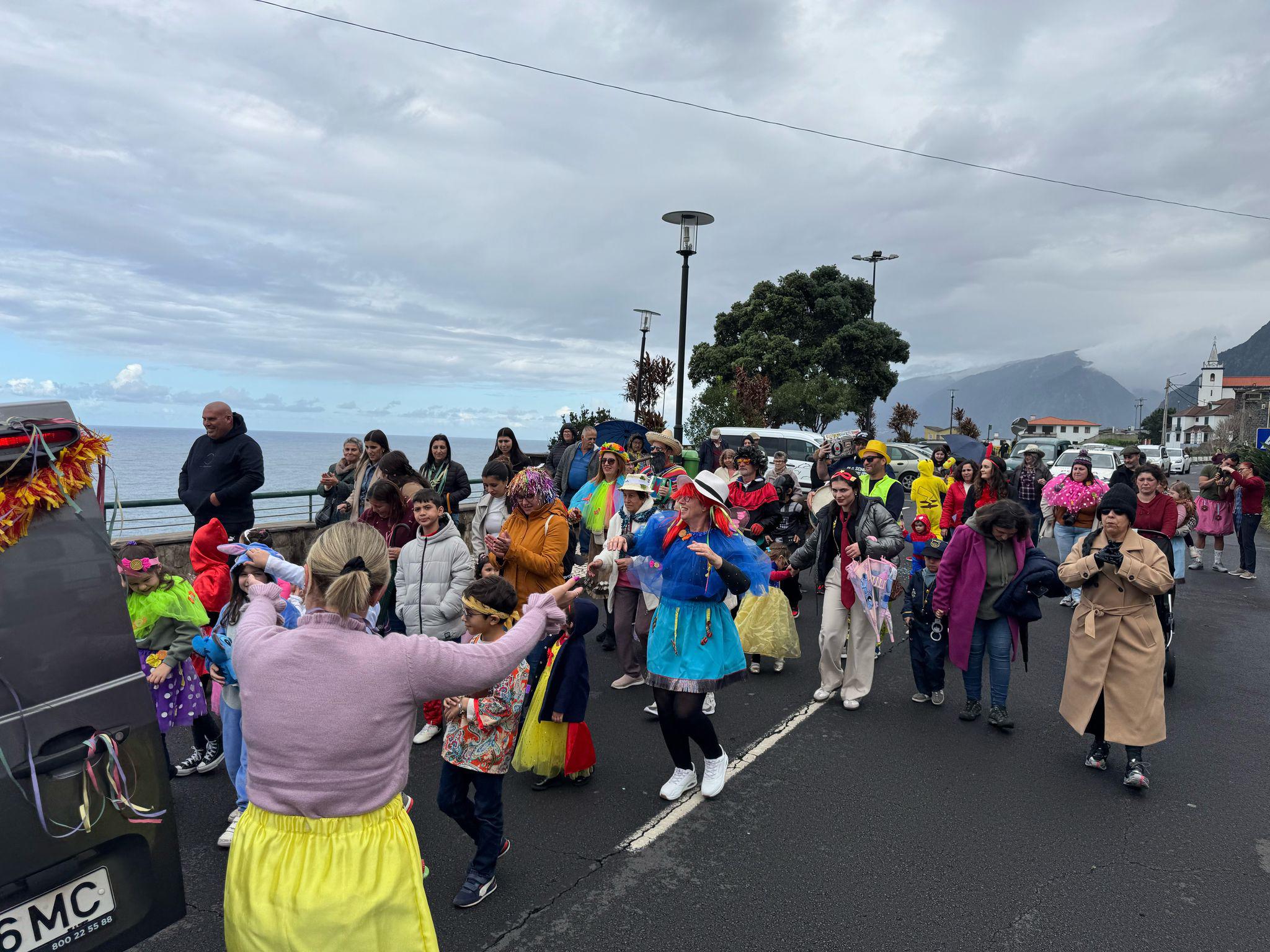 Princesas, palhaços e muitas malassadas no Carnaval do Seixal (com fotos)