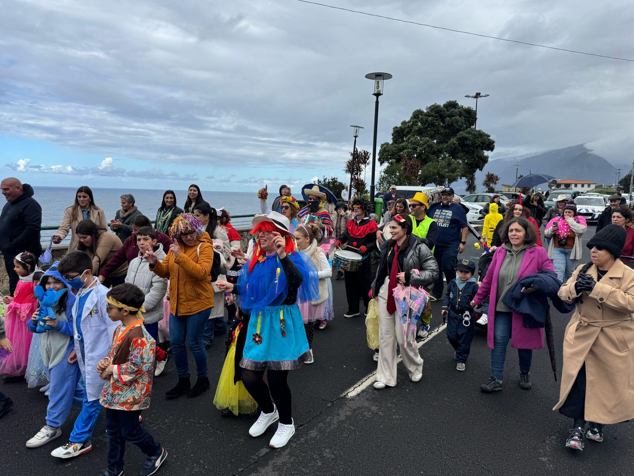Princesas, palhaços e muitas malassadas no Carnaval do Seixal (com fotos)
