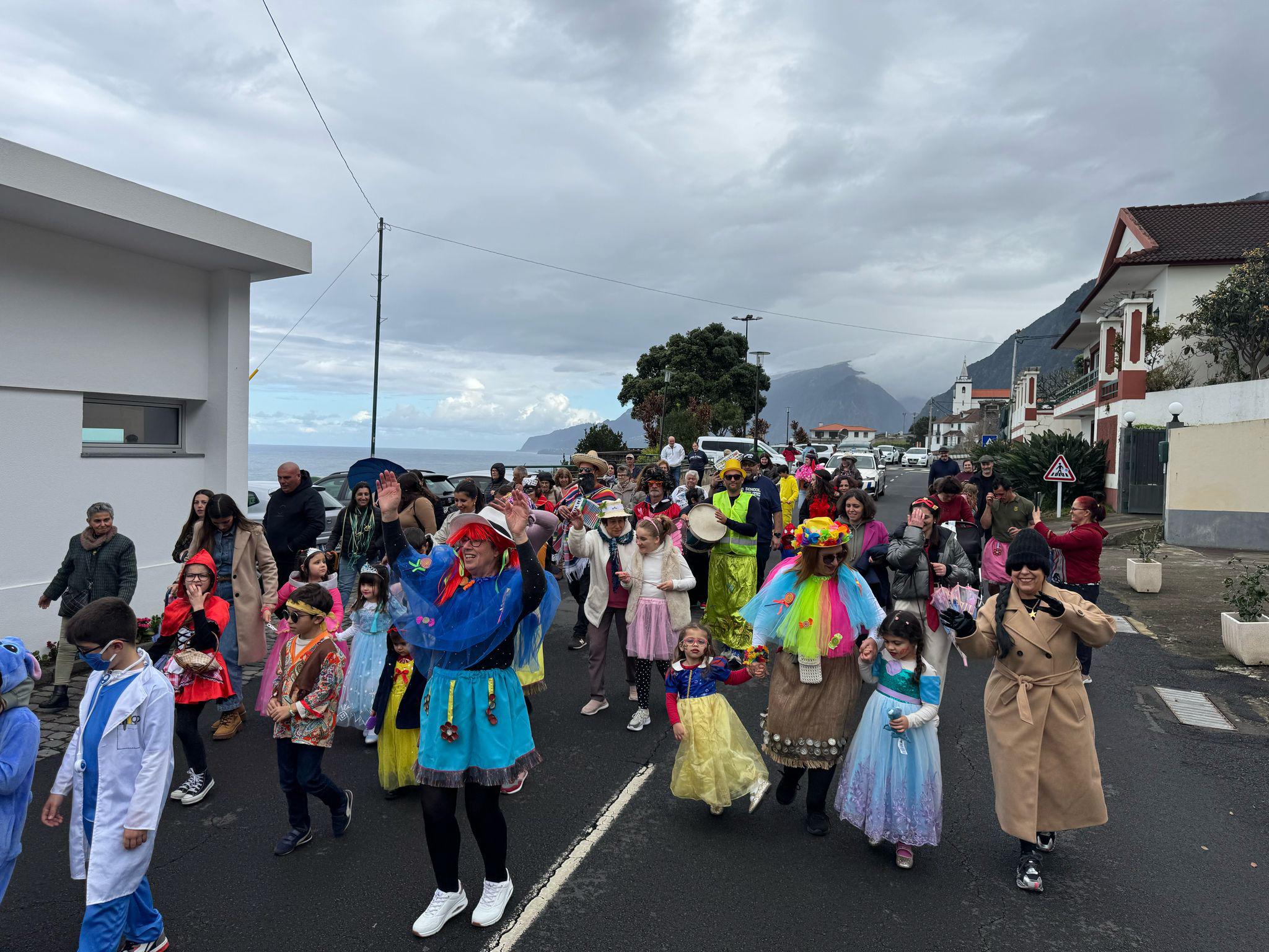 Princesas, palhaços e muitas malassadas no Carnaval do Seixal (com fotos)