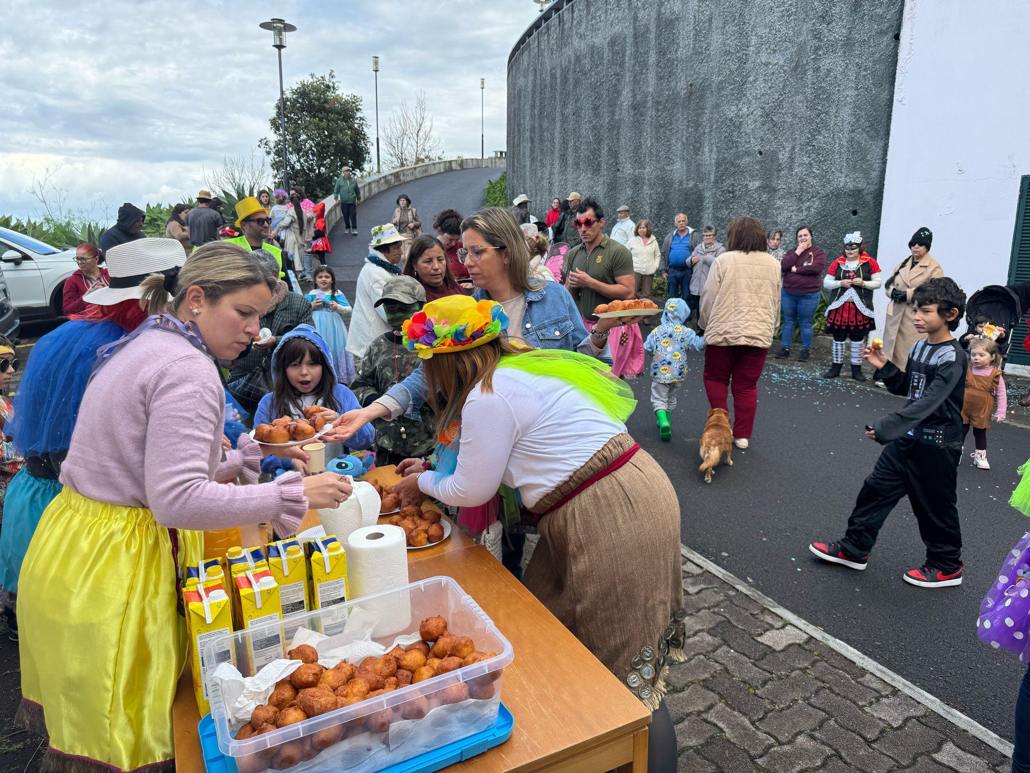 Princesas, palhaços e muitas malassadas no Carnaval do Seixal (com fotos)