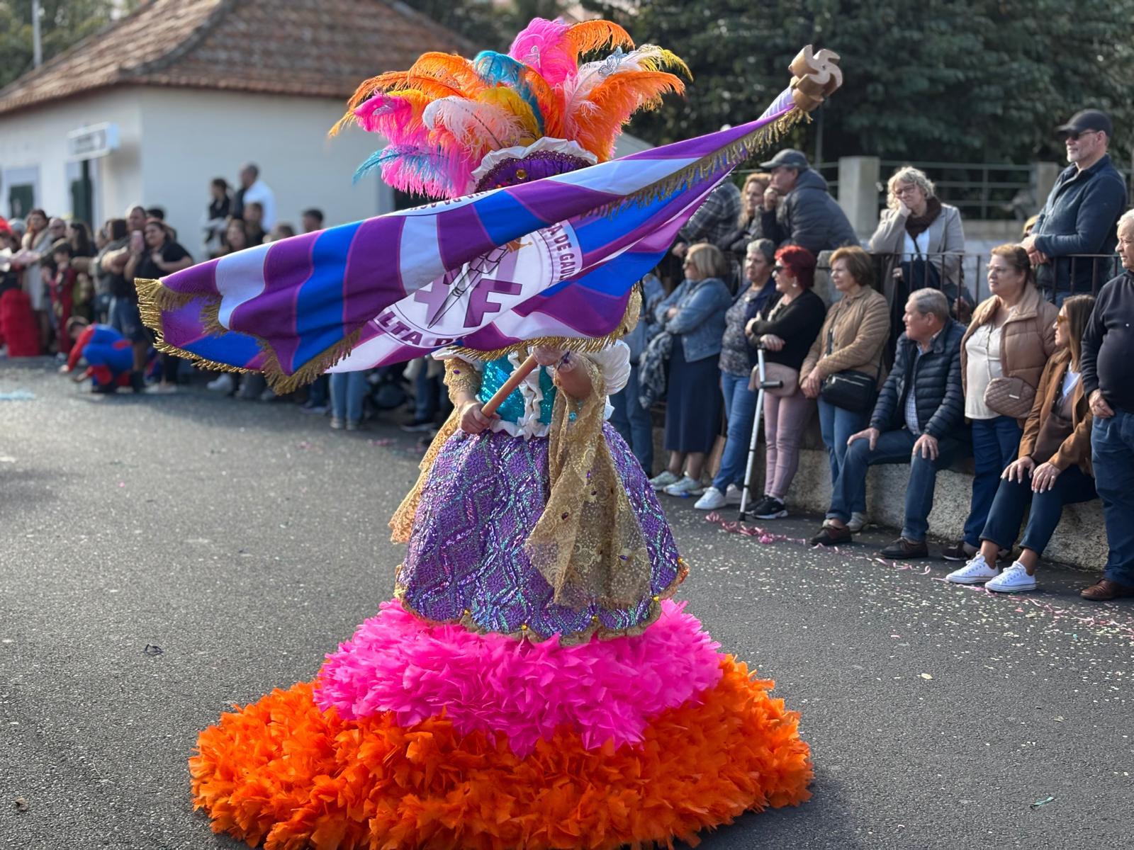 Cortejo do Caniço com cor e alegria proporcionadas por 700 foliões