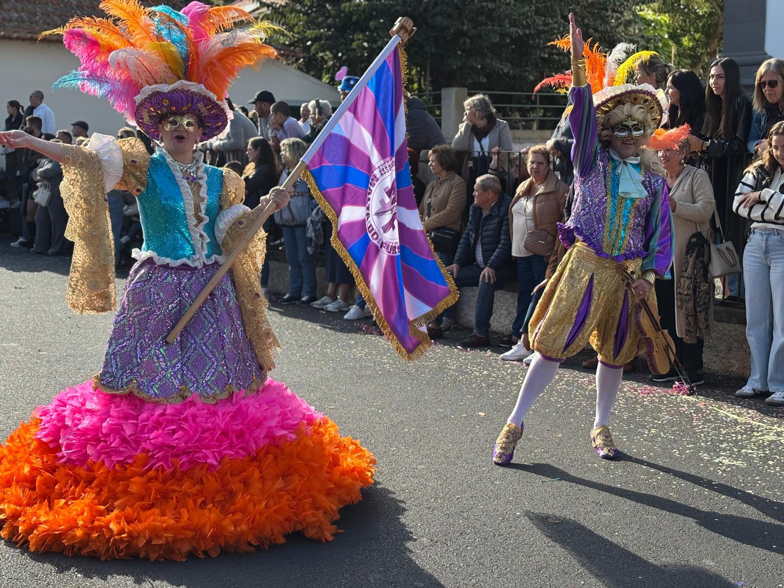 Cortejo do Caniço com cor e alegria proporcionadas por 700 foliões