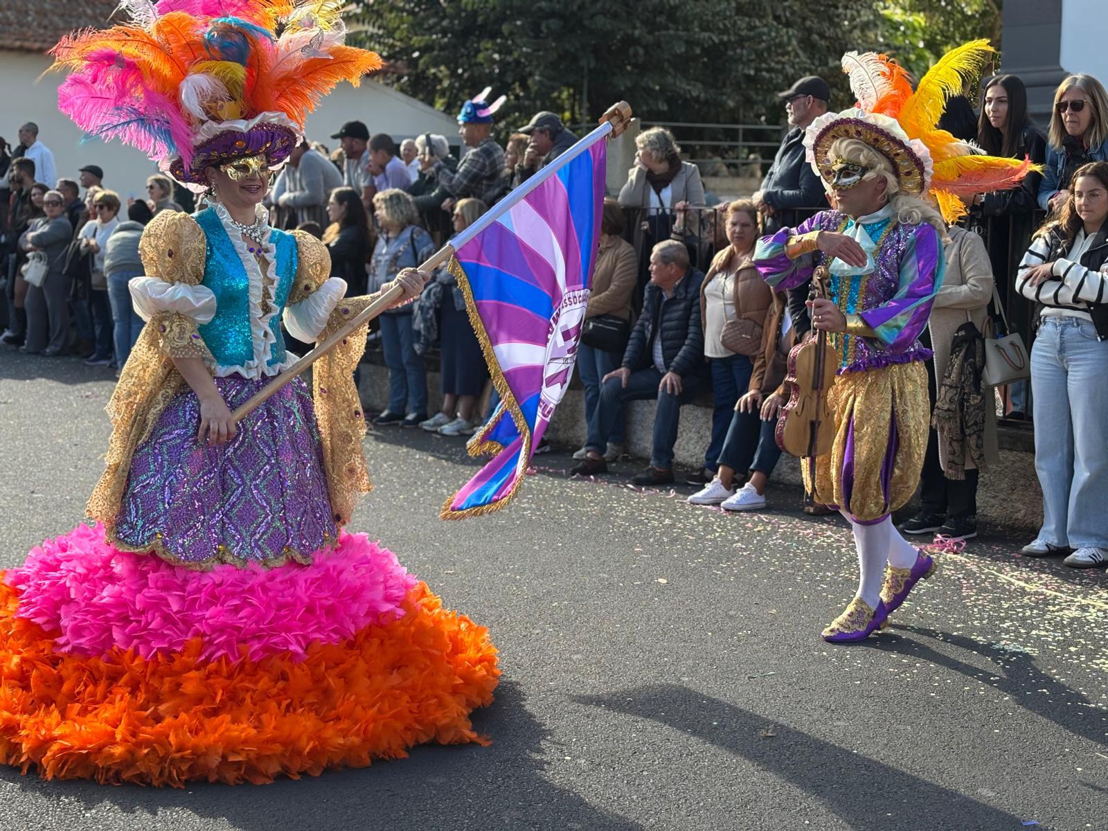 Cortejo do Caniço com cor e alegria proporcionadas por 700 foliões