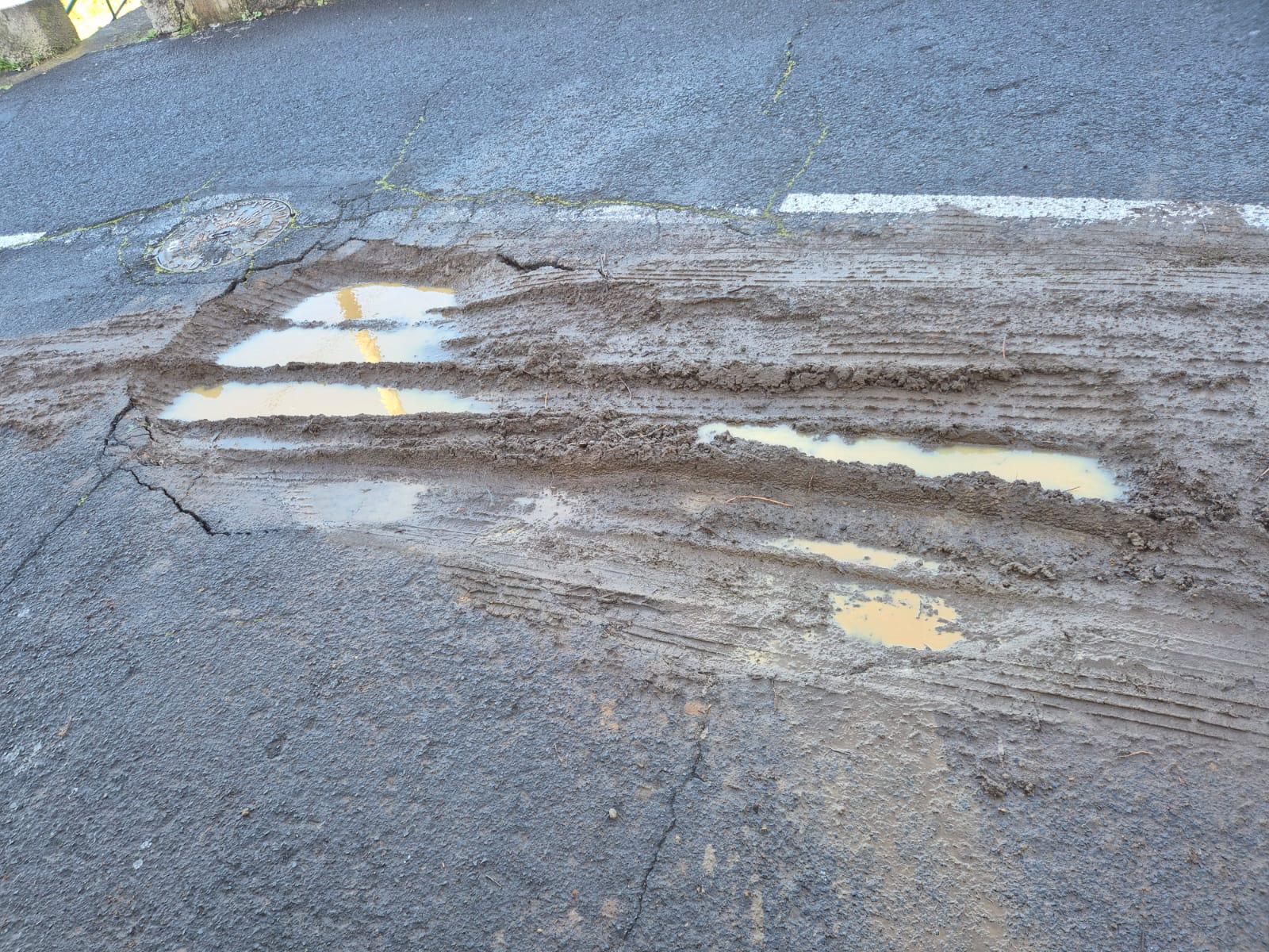 Buraco tapado com terra gera constrangimentos na Ribeira Brava