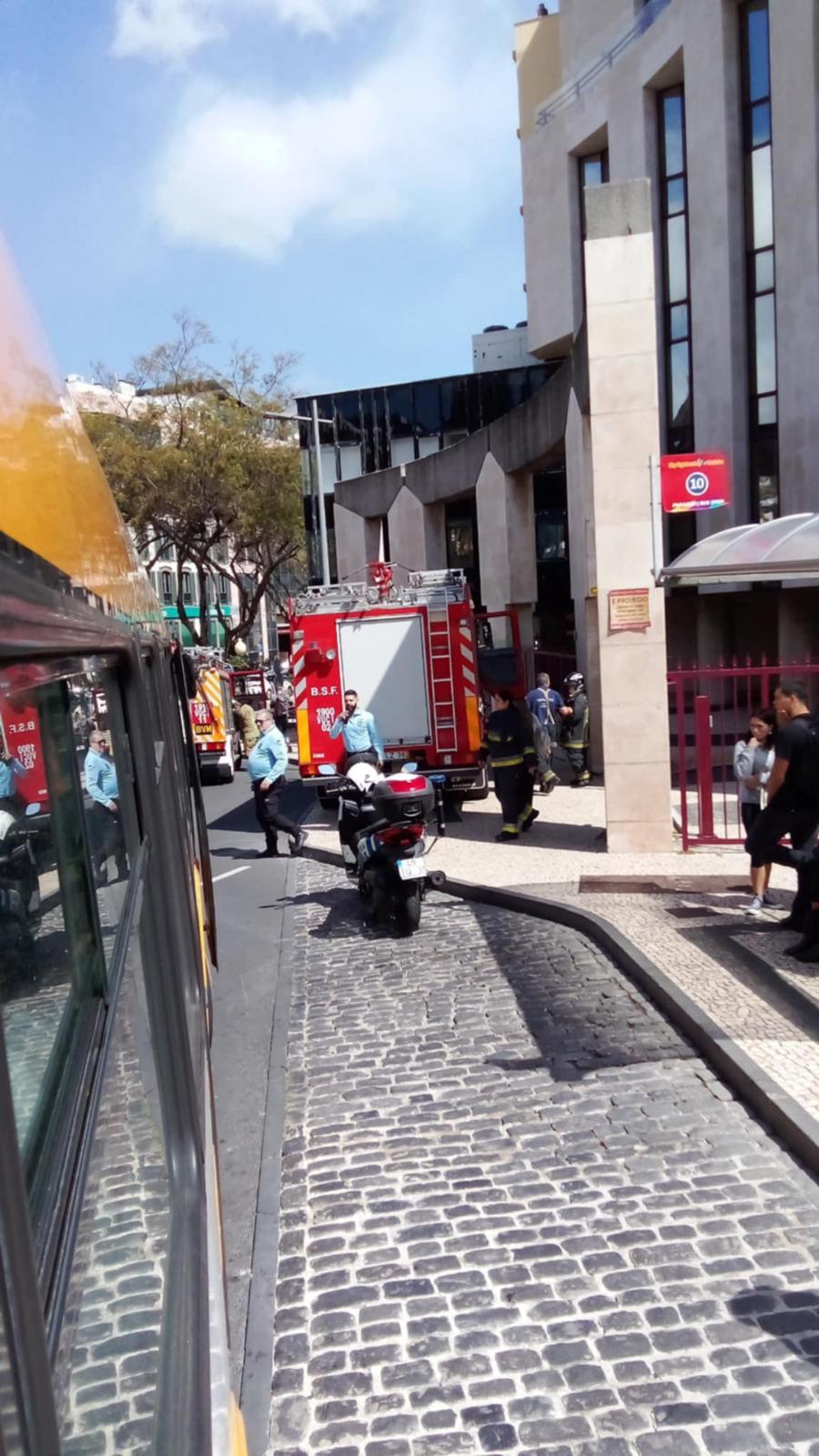 Incêndio no Funchal mobiliza 16 bombeiros das duas corporações