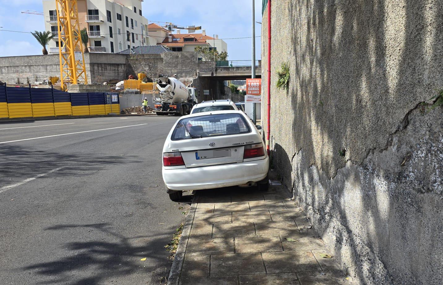 Estacionamento abusivo nas Madalenas obriga peões a circular na estrada