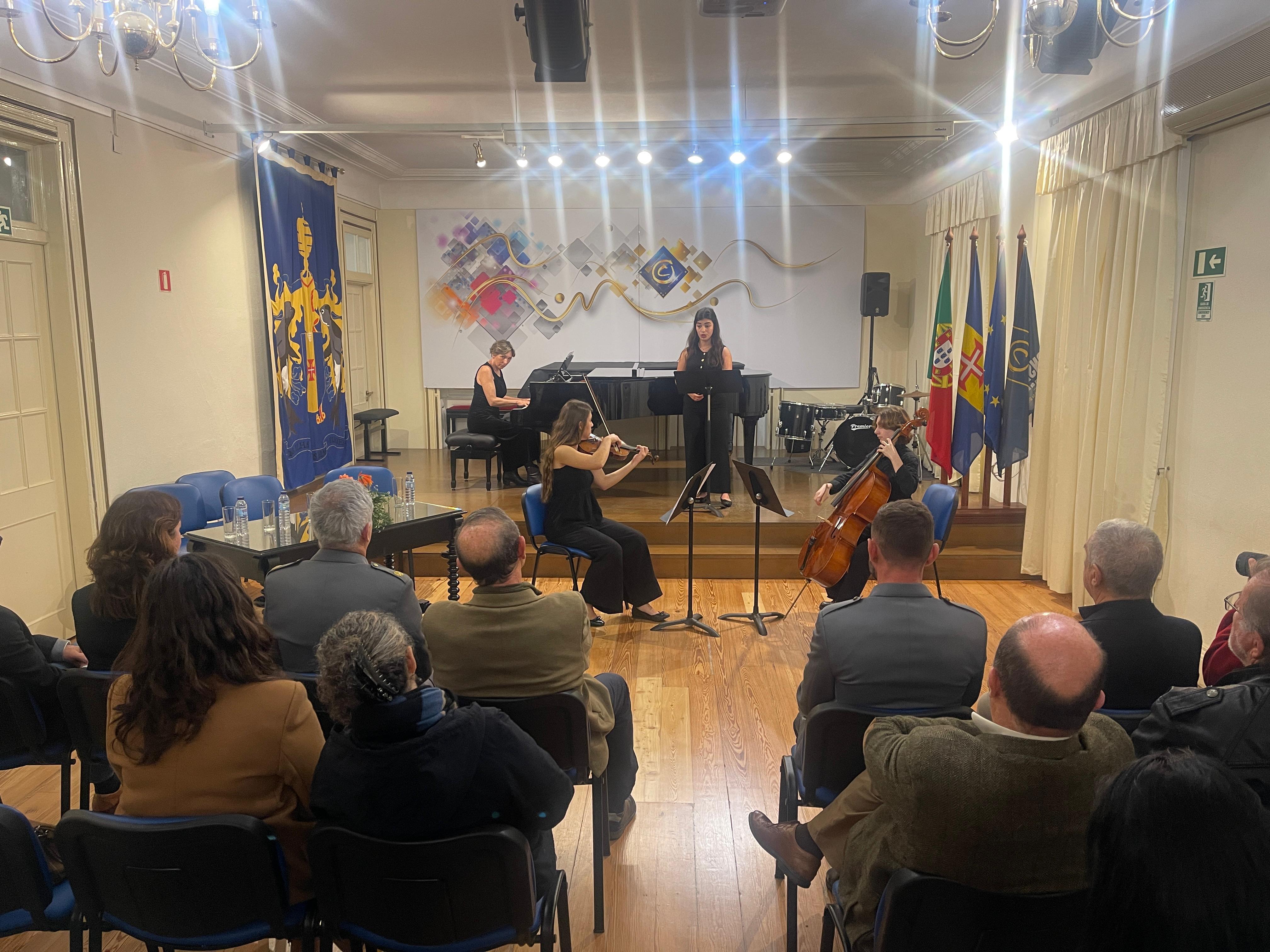 Mais de 100 músicos em concerto solidário com sinfonia inspirada nos Queen