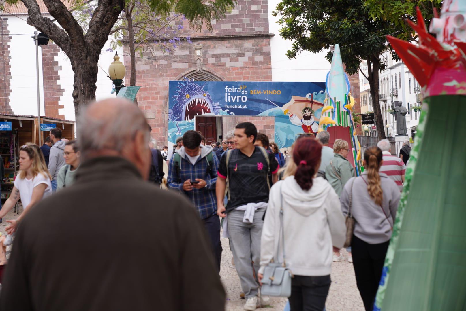 Feira do Livro dedicada a Camões já anima o Funchal (com fotos)