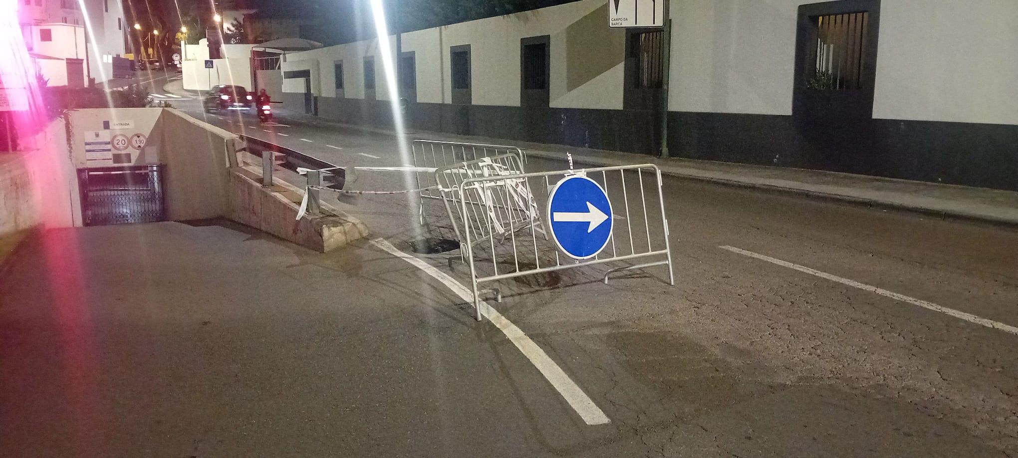 Buraco na Praça Severiano Ferraz causa transtorno ao trânsito