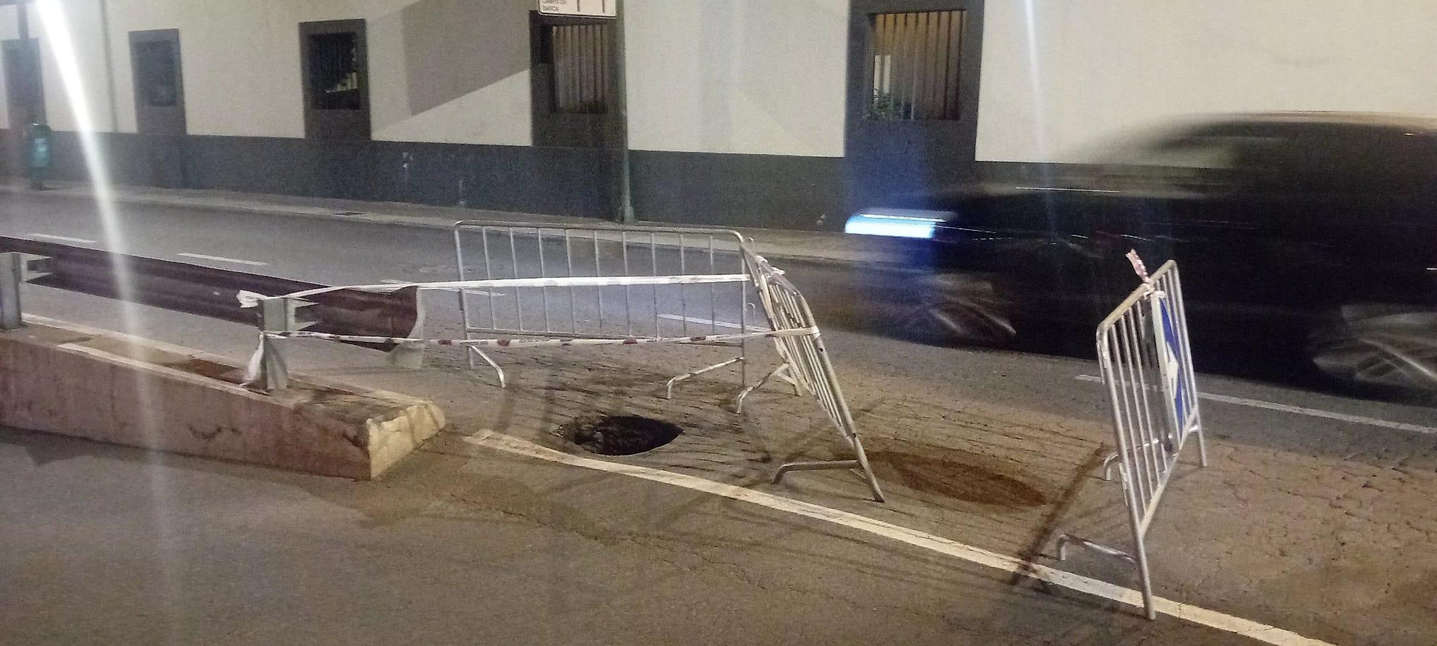 Buraco na Praça Severiano Ferraz causa transtorno ao trânsito