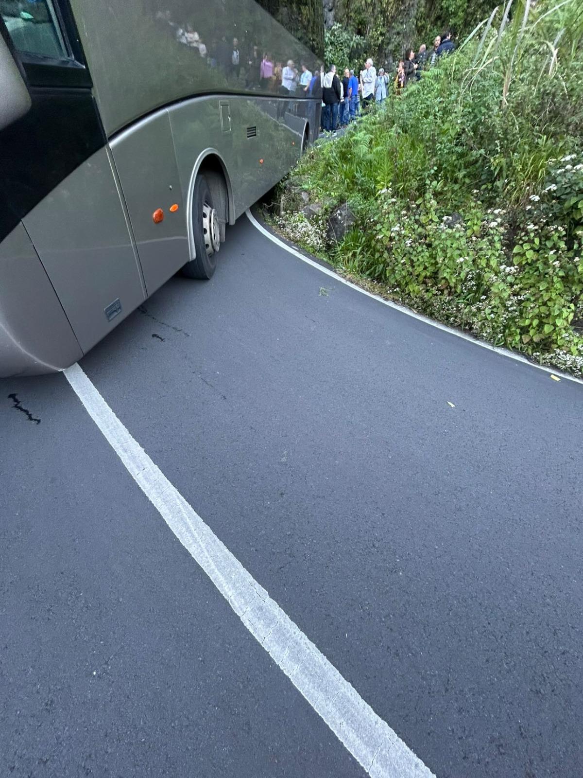 Acidente com autocarro de turismo encerra estrada em Santana