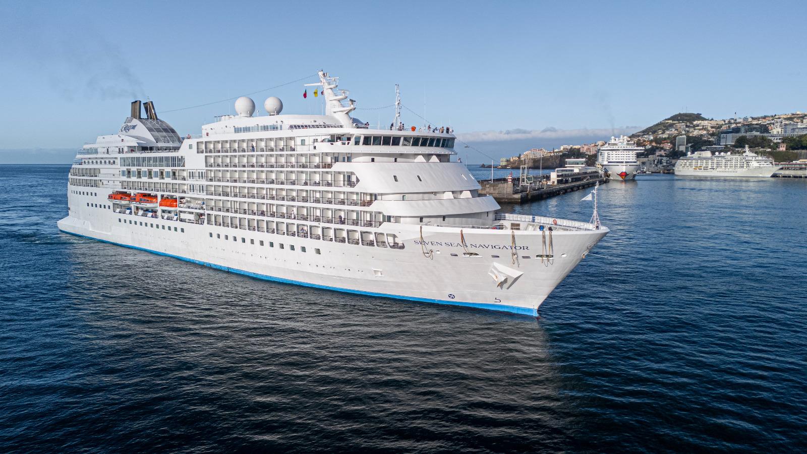 Três ‘gigantes dos mares’ ornamentam baía do Funchal (com fotos)